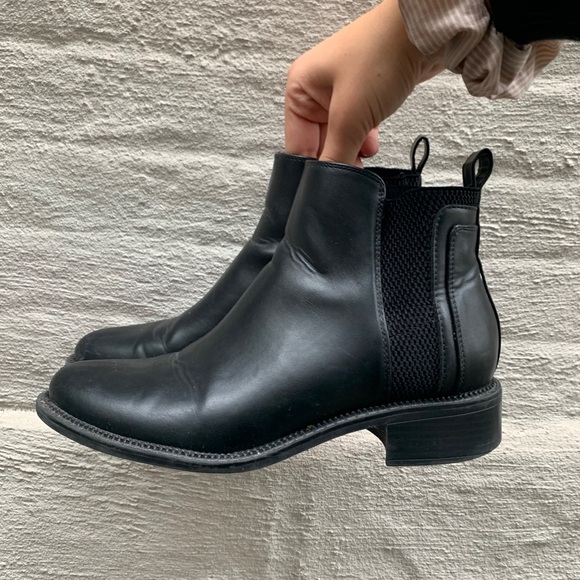 BEAUTIFUL BLACK LEATHER BOOTIES - Picture 2 of 4